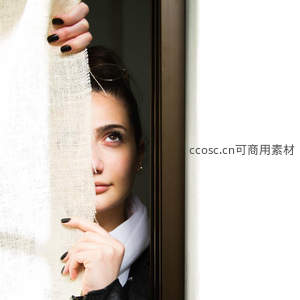 窗边帘后偷窥的神秘女子