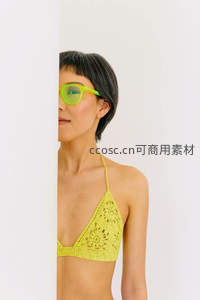 绿镜女子半露脸穿镂空针织上衣