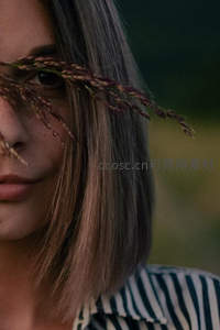 麦穗轻拂面颊的温柔瞬间