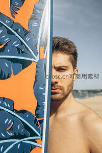 冲浪板后的海滩阳光男孩