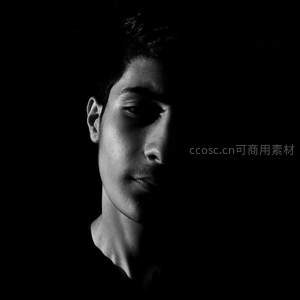 黑白光影中的沉思侧颜