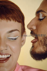 创意妆容下的亲密对视