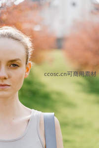 女子公园中静立望向远方