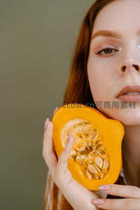 女子手捧南瓜切片特写