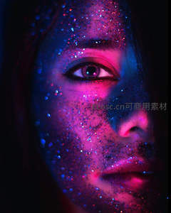 霓虹光影下的闪粉脸庞，未来感视觉盛宴