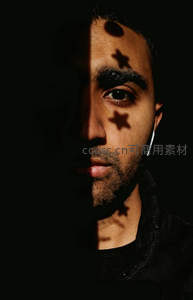 光影交错的星形面庞