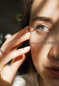 阳光轻抚的蓝眸特写