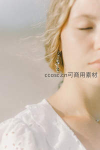 闭目养神的优雅侧颜