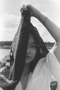 黑白胶片下的海边少女与方巾