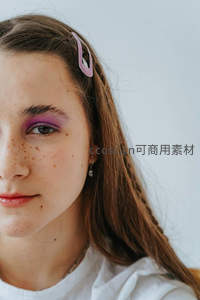 雀斑少女的紫色眼影自拍