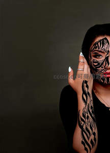 神秘纹身女郎的手部艺术