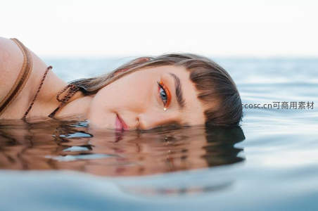 水中浮沉的静谧美人，眼妆如火