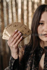 豹纹女郎持金卡牌，神秘而自信
