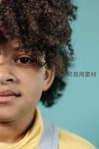 卷发儿童侧脸特写纯真眼神