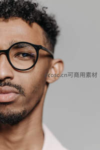 戴眼镜男士沉思侧脸特写