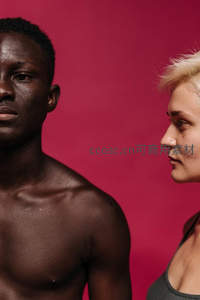 红背景下的男女对视肖像