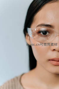 佩戴透明护目镜的专注女性
