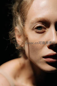 戏剧光影下的女性侧脸特写