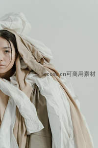 被衣物包裹的沉思女子