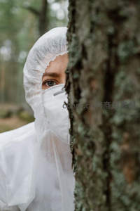 林间防护服者树后窥视