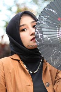 黑纱巾女子执扇回眸