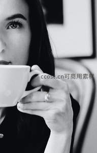 黑白光影中的咖啡时光