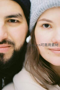 冬日情侣亲密自拍，温暖毛线帽下的微笑