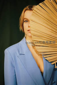 蓝西装女郎持扇半遮面，时尚艺术感十足