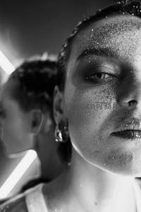 黑白光影下，闪粉妆容的冷艳侧颜