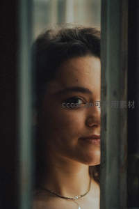 少女从窗缝偷看，眼神含情脉脉