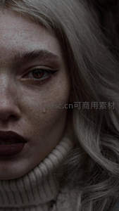 泪眼朦胧的金发少女特写