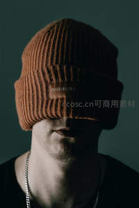 戴帽遮眼的潮流男性肖像