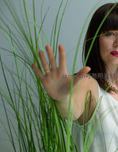 绿意丛中伸出的手，自然与人的温柔互动