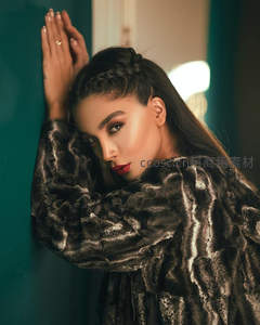 黑棕毛绒外套冷艳侧颜