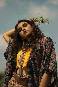 异域风情女子手捧野花