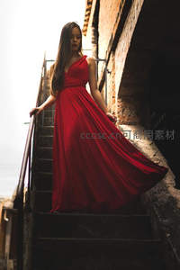 红裙女子石阶回眸优雅动人
