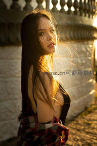 逆光中回眸的黑发女子