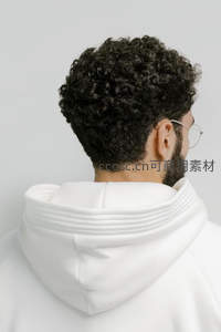 男士白色连帽衫后颈卷发特写
