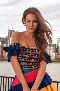 河畔彩色民族风裙装，都市天际线为背景的异域风情