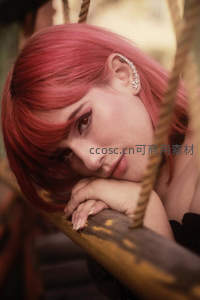 粉发少女倚绳而憩，闪亮耳饰点缀梦幻忧郁神情