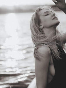 湖畔闭目享受宁静时光