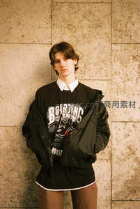 复古墙前潮流少年写真