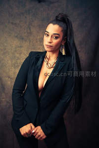 高马尾西装女郎气场全开