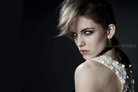 冷艳模特回眸眼神杀特写