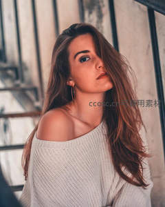 长发少女倚靠栏杆凝视镜头