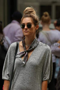 街头潮人墨镜丝巾时尚出街