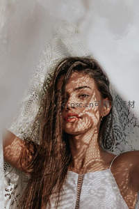 蕾丝光影下的柔美面容