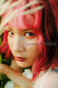 红发女孩草丛中的特写