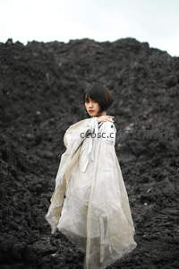 黑土堆上白衣女子沉思