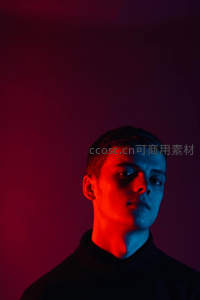 霓虹光影中男子侧脸冷峻特写